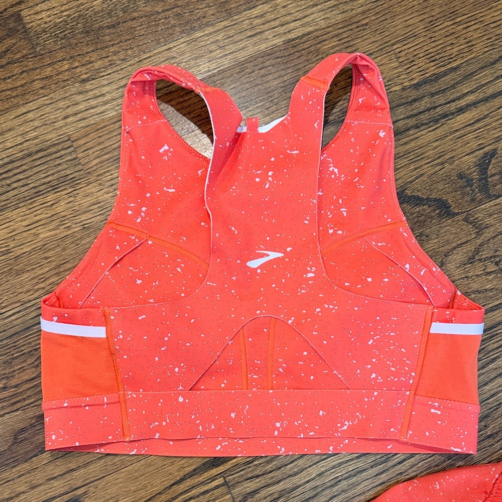Brooks 3 Pocket Sports Bra and Dash 2-in-1 Shorts - Picture 4 of 7